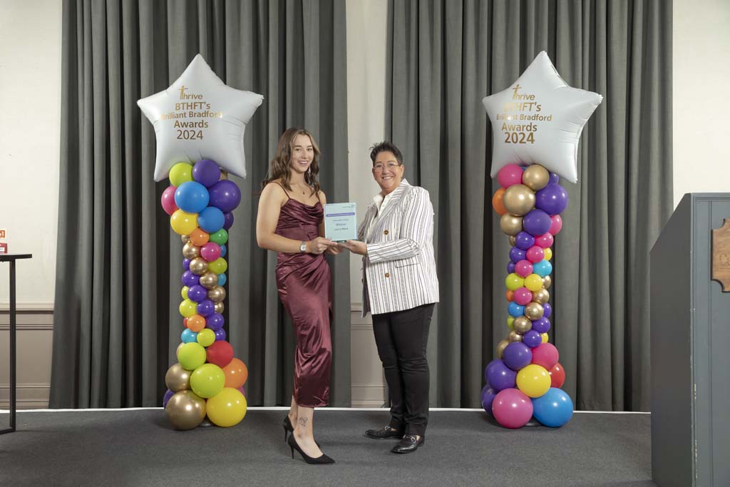 4C8A0943-Unsung-Hero-Award-winner-AE-Porter-Laura-Ward-presented-by-Mel-Pickup